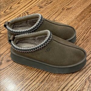 UGG  Olive Tazz